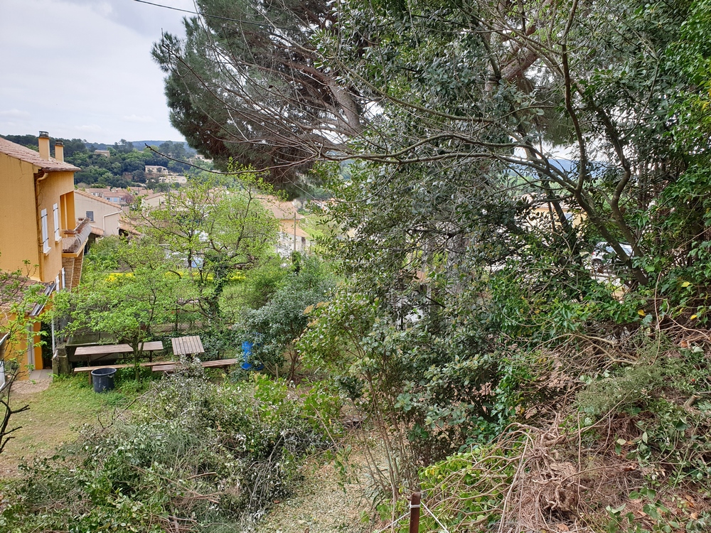 Vue depuis le palier du bas du terrain  vendre  Bagnols sur Cze